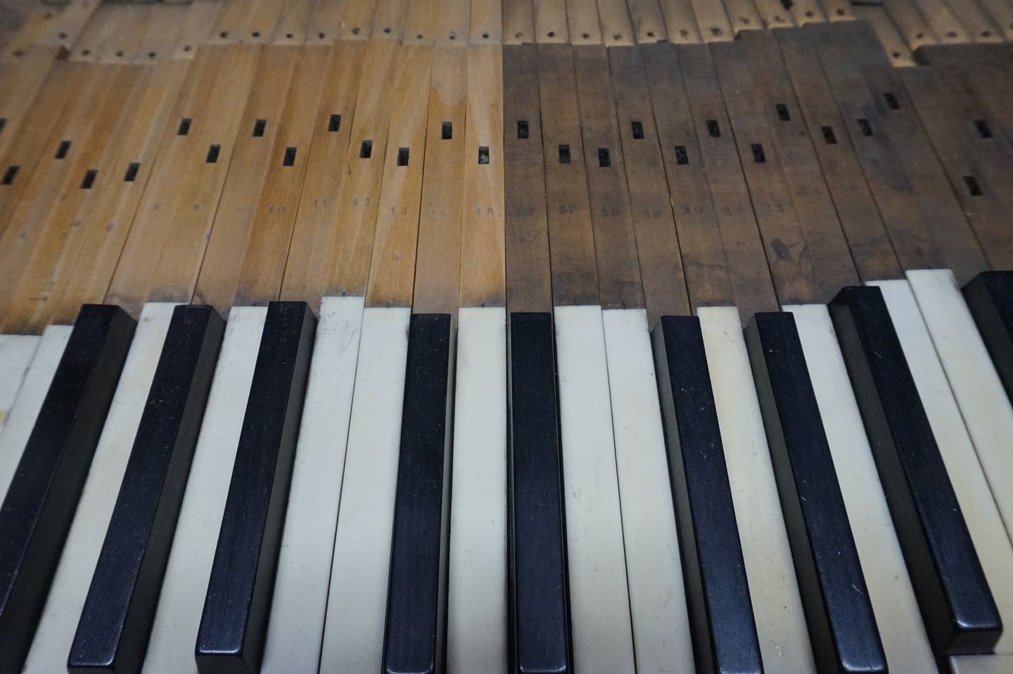Clavier de piano en cours de restauration